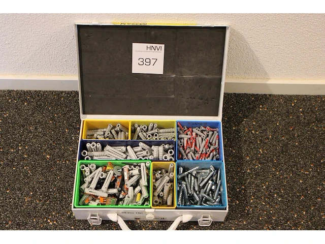 Organizer met pluggen en houtdraad bouten. - afbeelding 1 van  1