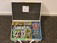 Organizer met pluggen en houtdraad bouten.