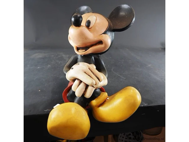 Origineel disney mickey mouse-kantenhocker (zittend beeldje voor de rand van een kast of plank) van kunsthars (polyresin) uit de jaren 70 of 80, met de hand beschilderd - afbeelding 1 van  6