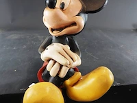 Origineel disney mickey mouse-kantenhocker (zittend beeldje voor de rand van een kast of plank) van kunsthars (polyresin) uit de jaren 70 of 80, met de hand beschilderd
