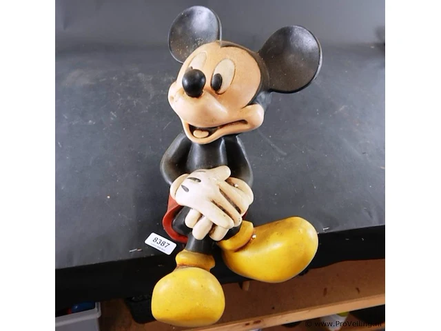 Origineel disney mickey mouse-kantenhocker (zittend beeldje voor de rand van een kast of plank) van kunsthars (polyresin) uit de jaren 70 of 80, met de hand beschilderd - afbeelding 2 van  6