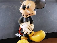 Origineel disney mickey mouse-kantenhocker (zittend beeldje voor de rand van een kast of plank) van kunsthars (polyresin) uit de jaren 70 of 80, met de hand beschilderd - afbeelding 2 van  6
