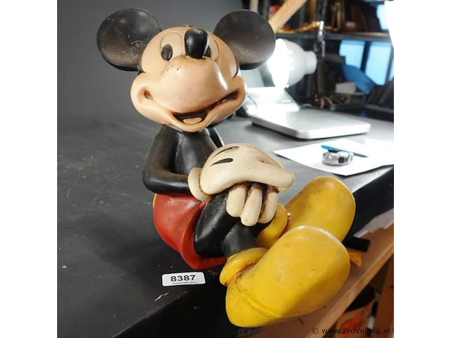Origineel disney mickey mouse-kantenhocker (zittend beeldje voor de rand van een kast of plank) van kunsthars (polyresin) uit de jaren 70 of 80, met de hand beschilderd - afbeelding 3 van  6