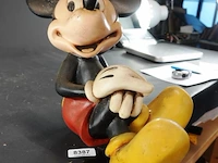 Origineel disney mickey mouse-kantenhocker (zittend beeldje voor de rand van een kast of plank) van kunsthars (polyresin) uit de jaren 70 of 80, met de hand beschilderd - afbeelding 3 van  6