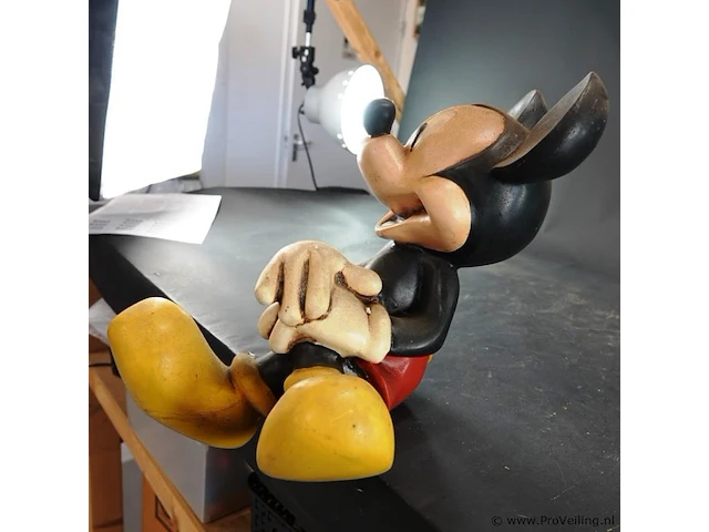 Origineel disney mickey mouse-kantenhocker (zittend beeldje voor de rand van een kast of plank) van kunsthars (polyresin) uit de jaren 70 of 80, met de hand beschilderd - afbeelding 4 van  6