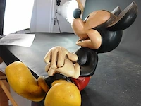 Origineel disney mickey mouse-kantenhocker (zittend beeldje voor de rand van een kast of plank) van kunsthars (polyresin) uit de jaren 70 of 80, met de hand beschilderd - afbeelding 4 van  6