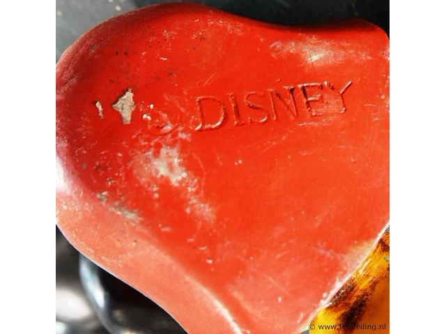 Origineel disney mickey mouse-kantenhocker (zittend beeldje voor de rand van een kast of plank) van kunsthars (polyresin) uit de jaren 70 of 80, met de hand beschilderd - afbeelding 6 van  6