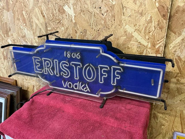 Originele eristoff neon lichtreclame - afbeelding 4 van  5
