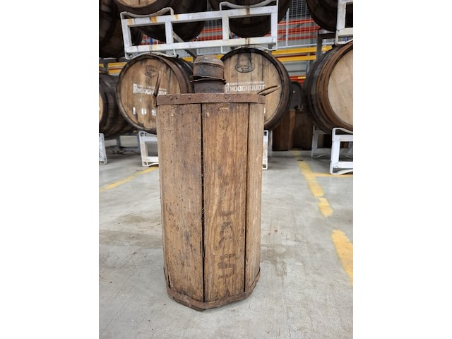 Originele stroh rum-fles in houten krat - afbeelding 1 van  5