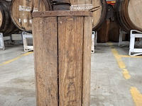 Originele stroh rum-fles in houten krat - afbeelding 1 van  5