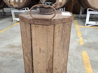 Originele stroh rum-fles in houten krat - afbeelding 5 van  5