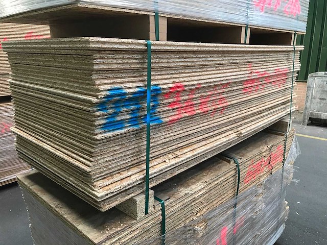 Osb platen 15mm 675x2050mm (36x) - afbeelding 1 van  3