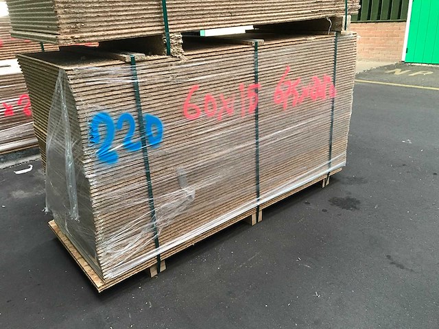 Osb platen 15mm 675x2050mm (60x) - afbeelding 1 van  3