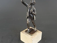 Oud bronzen beeld van een man met vogel