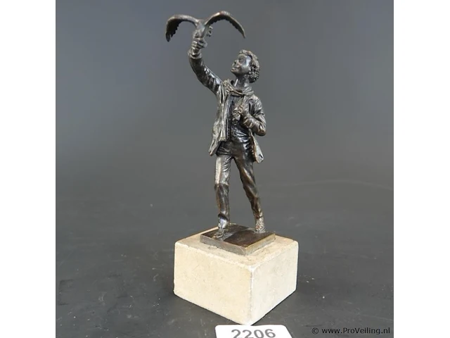 Oud bronzen beeld van een man met vogel - afbeelding 2 van  6