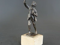 Oud bronzen beeld van een man met vogel - afbeelding 2 van  6
