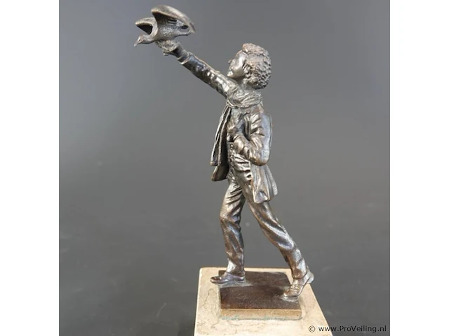 Oud bronzen beeld van een man met vogel - afbeelding 3 van  6