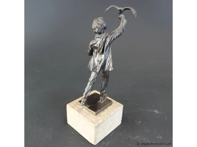 Oud bronzen beeld van een man met vogel - afbeelding 4 van  6