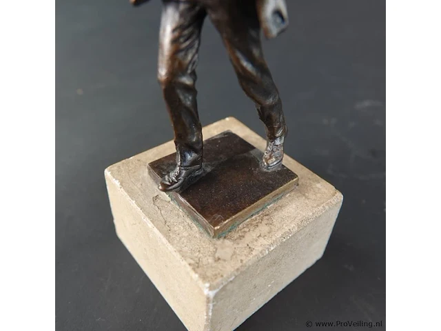 Oud bronzen beeld van een man met vogel - afbeelding 5 van  6