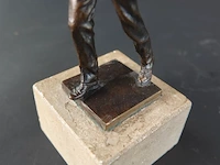 Oud bronzen beeld van een man met vogel - afbeelding 5 van  6
