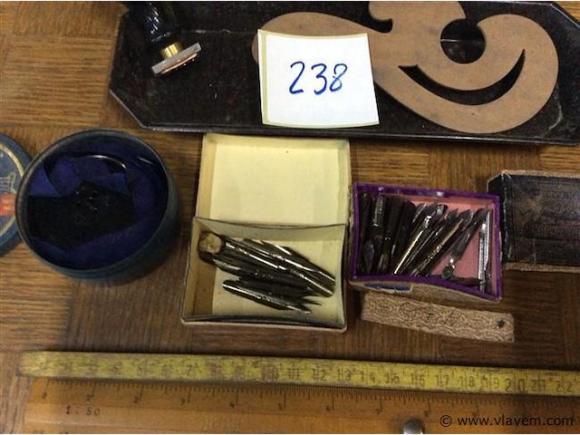 Oud bureaumateriaal divers - afbeelding 2 van  2