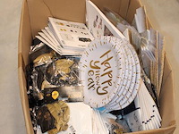 Oud en nieuw accessoires in doos w.o. ballonen, borden, servetten en slingers. - afbeelding 2 van  2