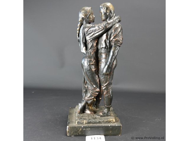 Oud gipsen beeld verliefd stel - afbeelding 1 van  5