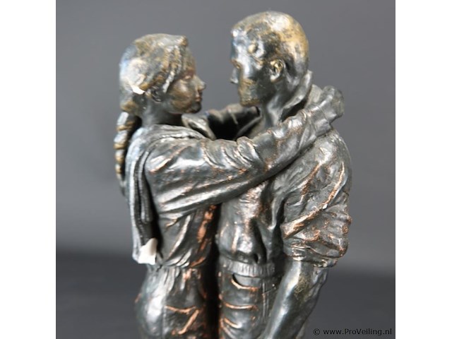 Oud gipsen beeld verliefd stel - afbeelding 2 van  5