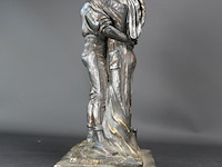 Oud gipsen beeld verliefd stel - afbeelding 4 van  5