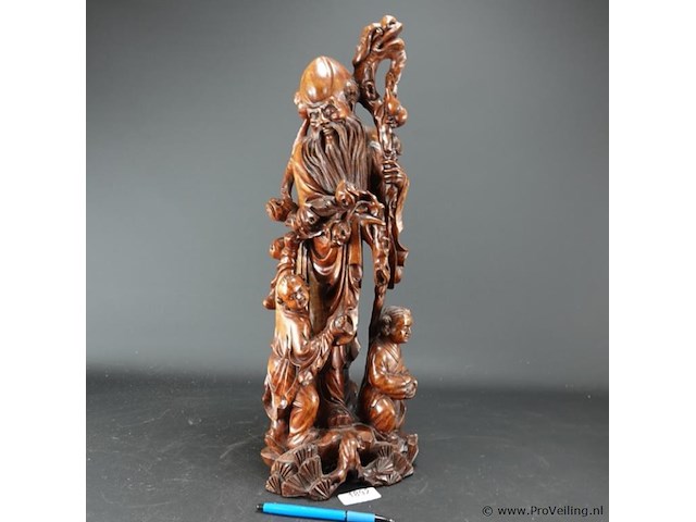 Oud groot rozenhouten beeld van een chinese wijze met staf en kinderen - afbeelding 1 van  5