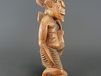 Oud in hout gesneden afrikaans beeld met inleg