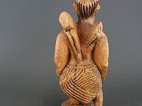 Oud in hout gesneden afrikaans beeld met inleg - afbeelding 2 van  5