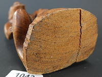 Oud in hout gesneden afrikaans beeld met inleg - afbeelding 4 van  5