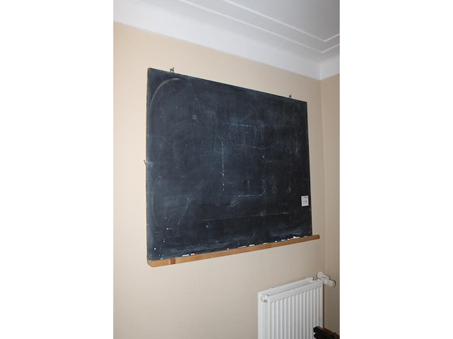 Oud krijtbord met afmeting 100 x 120 cm. - afbeelding 2 van  2