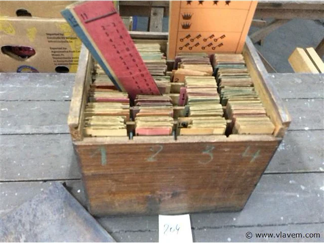 Oud schoolmateriaal - rekenbox - afbeelding 1 van  4
