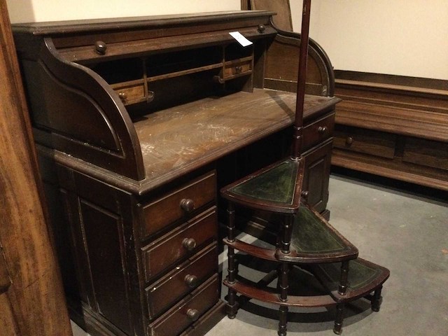 Oud secretaire met bibliotheek trap - afbeelding 1 van  4