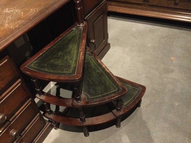 Oud secretaire met bibliotheek trap - afbeelding 2 van  4