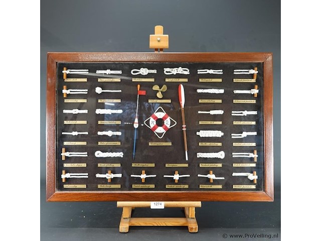 Oud vitrine knopenbord met maritieme knopen, vroeger ook gebruikt als lesmateriaal voor matrozen. - afbeelding 1 van  5