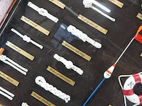 Oud vitrine knopenbord met maritieme knopen, vroeger ook gebruikt als lesmateriaal voor matrozen. - afbeelding 2 van  5