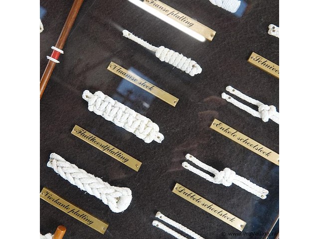 Oud vitrine knopenbord met maritieme knopen, vroeger ook gebruikt als lesmateriaal voor matrozen. - afbeelding 3 van  5