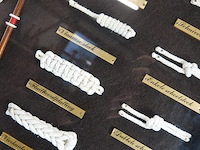 Oud vitrine knopenbord met maritieme knopen, vroeger ook gebruikt als lesmateriaal voor matrozen. - afbeelding 3 van  5