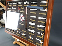 Oud vitrine knopenbord met maritieme knopen, vroeger ook gebruikt als lesmateriaal voor matrozen. - afbeelding 4 van  5