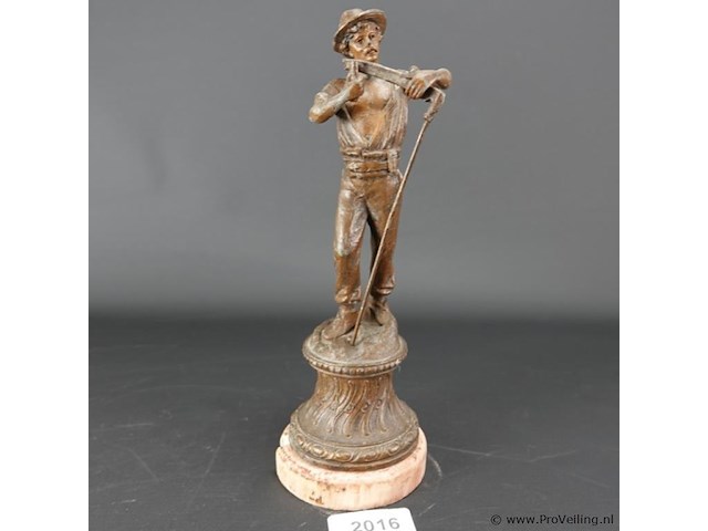Oud/antiek?. faux brons gegoten boer op sokkel - afbeelding 1 van  5