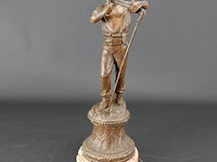 Oud/antiek?. faux brons gegoten boer op sokkel