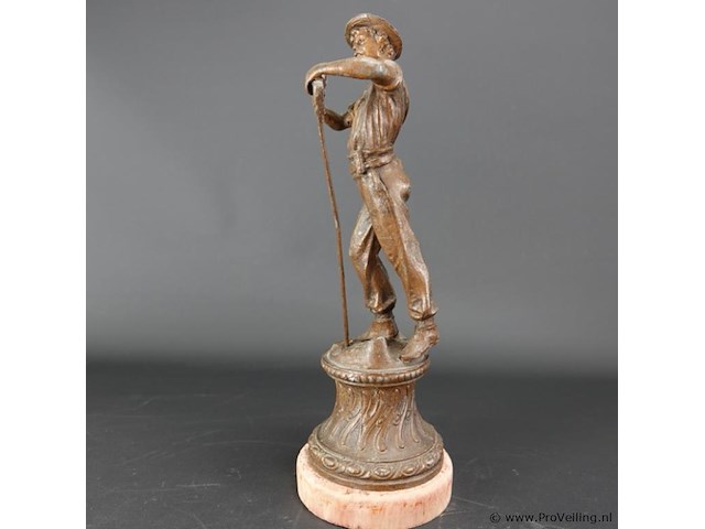 Oud/antiek?. faux brons gegoten boer op sokkel - afbeelding 2 van  5