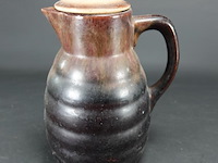 Oude aardewerk schenkkan met deksel - afbeelding 1 van  5