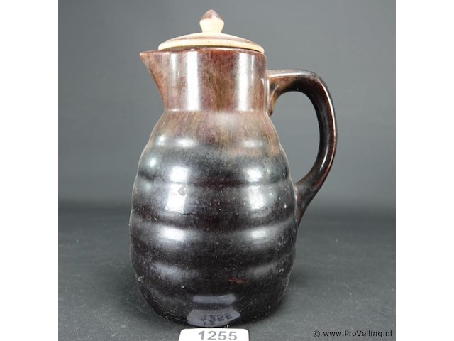 Oude aardewerk schenkkan met deksel - afbeelding 2 van  5