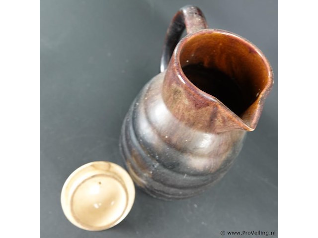 Oude aardewerk schenkkan met deksel - afbeelding 4 van  5