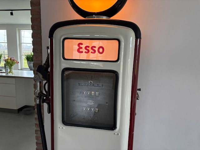 Oude benzinepomp - afbeelding 1 van  7