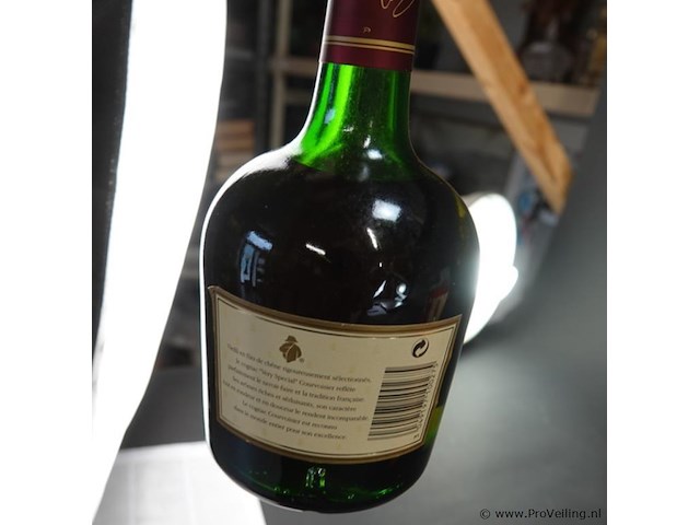 Oude fles courvoisier luxe *** (3 star) cognac uit vermoedelijk de jaren 80 - afbeelding 4 van  5